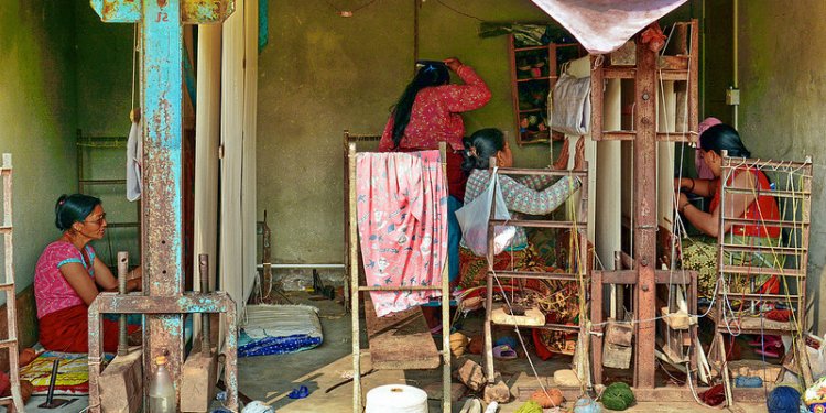 Nepal - Bungamati - Carpet Weaving Factory - 13