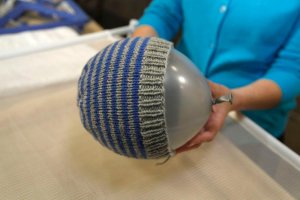 Blocking a knitted hat using a balloon